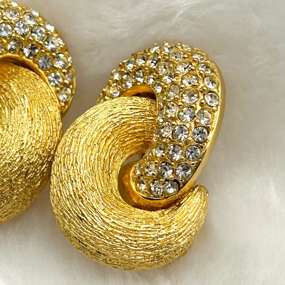 ⚜️Vintage CHRISTIAN DIOR Gold Tone Crystal Love Knot Clip-On Earrings 1980s - Picture 3 of 16